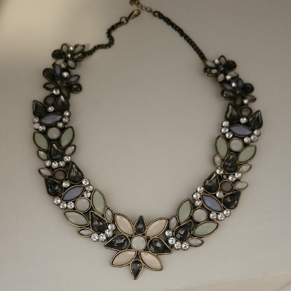 Chic Floral Beaded Necklace with Pastel Beaded Accents claw clasp chain extender